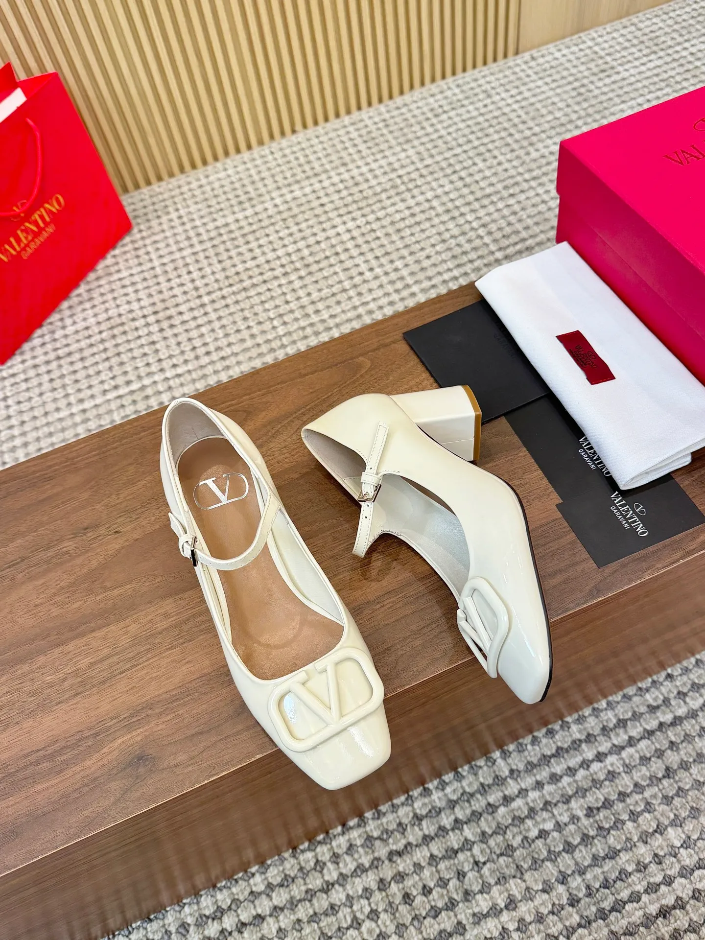 👟👟Ex-factory price 460👟👟 Genuine leather sole + 40 Valentino. Large v-buckle sandals ㊙️Latest series of counters Authentic grade version with perfect details. Authentic products are made one to one. All details are consistent with genuine ones. The upper foot is very pedicure type. The key point is that it is very good and easy to control. It does not grind the feet and does not tire the feet. Walking artifact, exclusive mold opening. The highest version on the market. Fabric: imported mixed sheepskin, lining and foot pads are all sheepskin. Code number (34 to 42) Customized sizes 34 and 42 are non-returnable and non-exchangeable. Heel height: 7.5CM. Rubber sole, leather sole +40